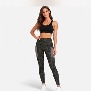 FABLETICS power hold CAMO LEGGINGS
Women’s Size S Excellent condition